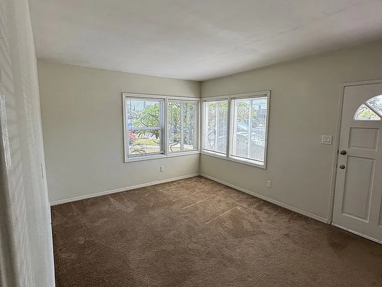 4542 N Lakewood Blvd. — Photo 12