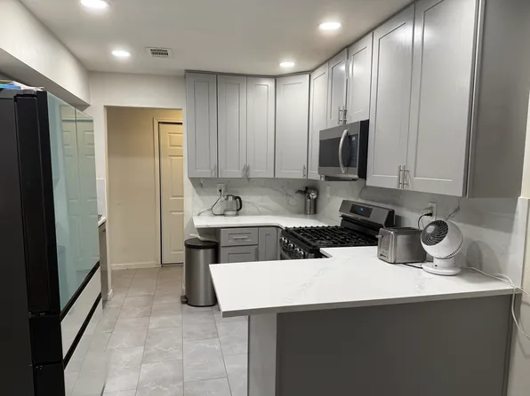 1601 Green Hollow Dr, Iselin, NJ 08830