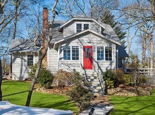 6 Private Rd, Hampton Bays, NY 11946