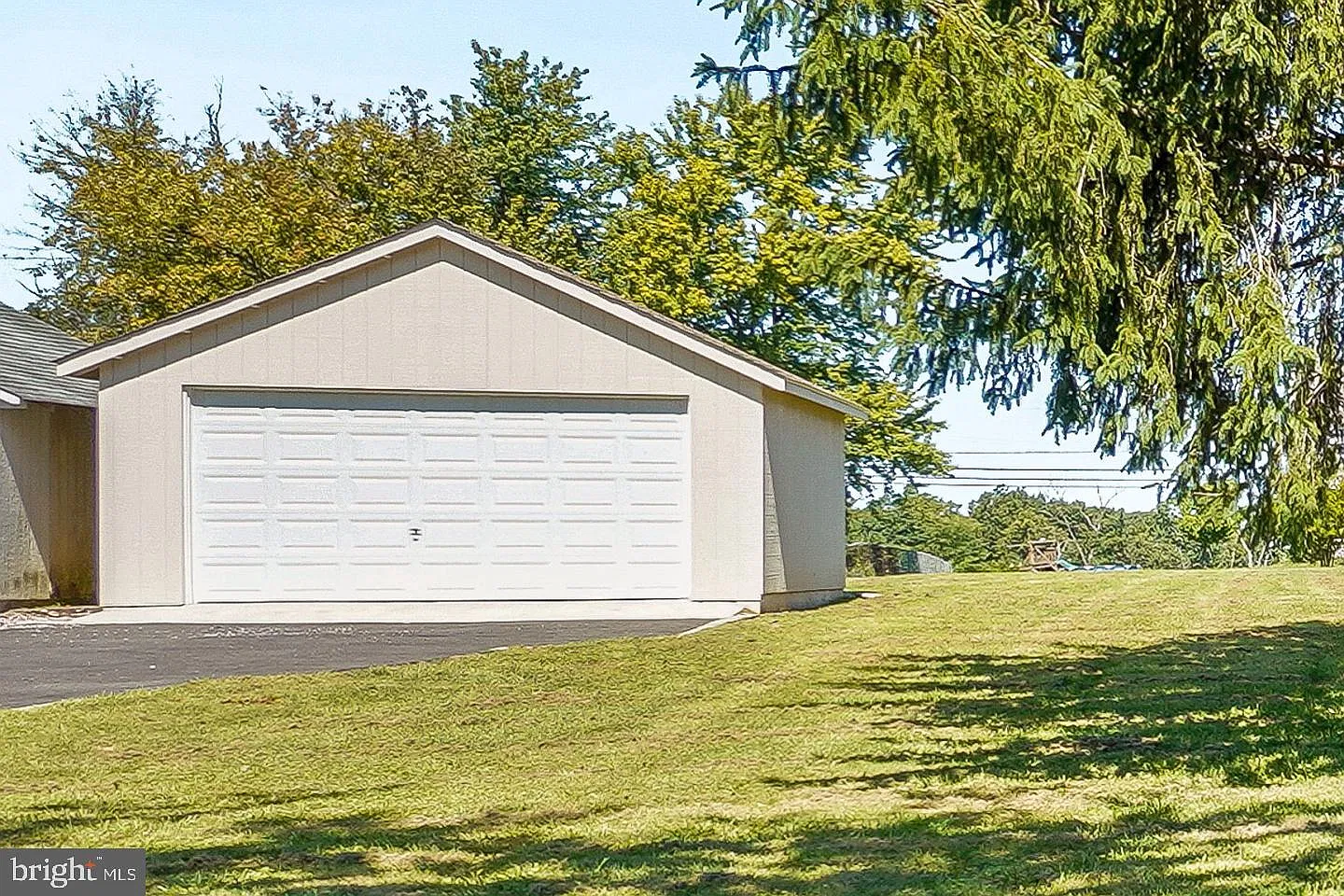 5 bed, 3.0 bath, 1990 sqft, $3,950 — Photo 2