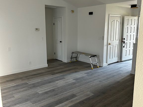 4th image of 296 Diane Ct