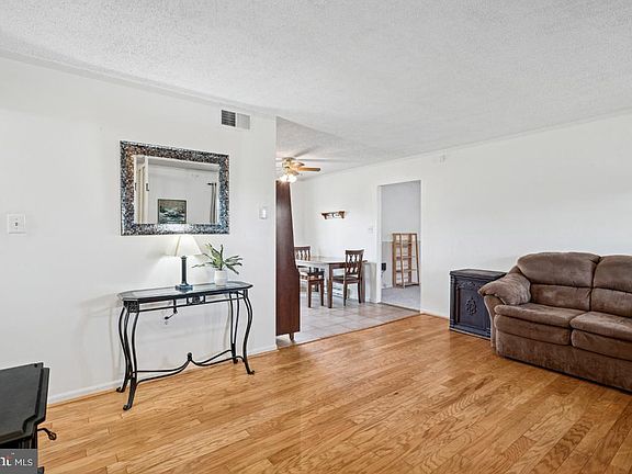 3rd image of 46713 Winchester Dr