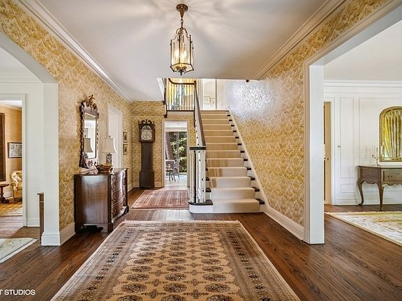 4th image of 977 Parkmead Ln