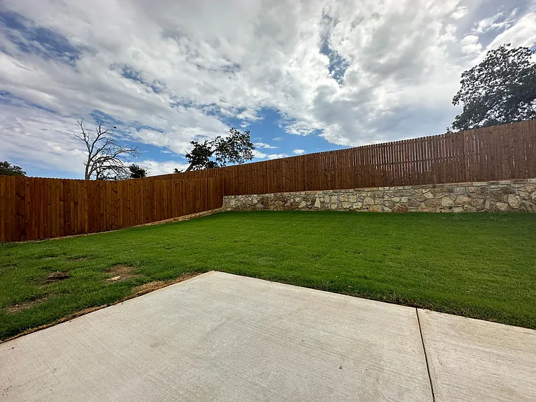 2533 Creekbend Dr — Photo 20