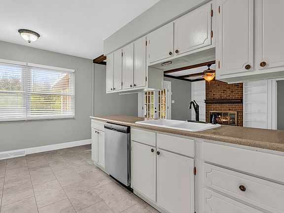 5th image of 229 Essex Dr