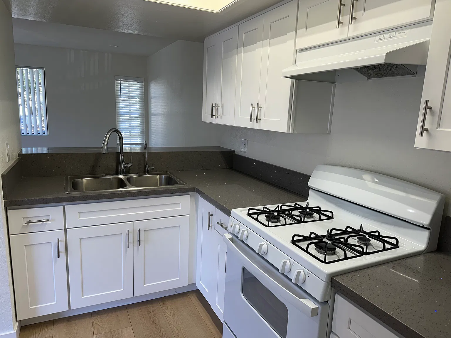 2 bed, 2.5 bath, 900 sqft, $3,000 — Photo 3