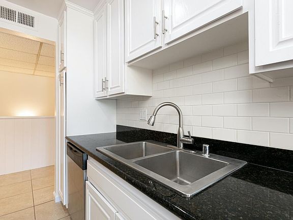3rd image of 1946 Selby Ave APT 302