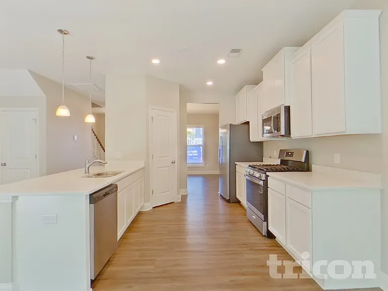 563 Roseridge Dr — Photo 5