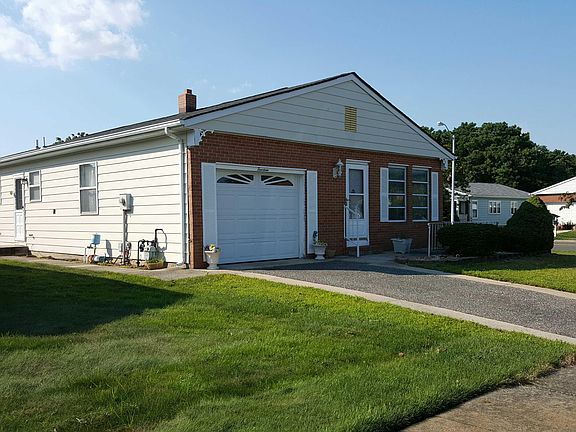 3rd image of 14 Chesterfield Ct