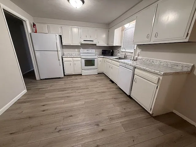 1105 E Samuel Ave — Photo 4