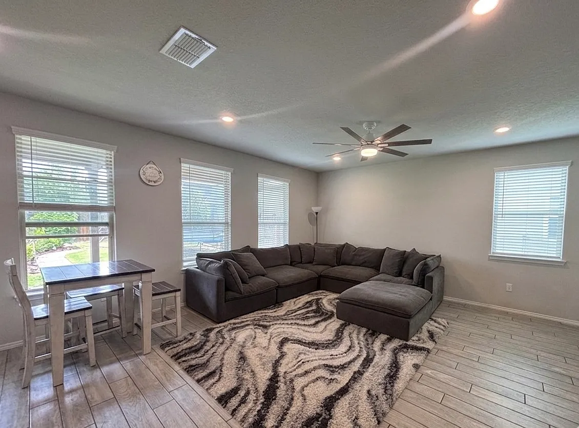 Building Photo - 2525 Ayers Dr