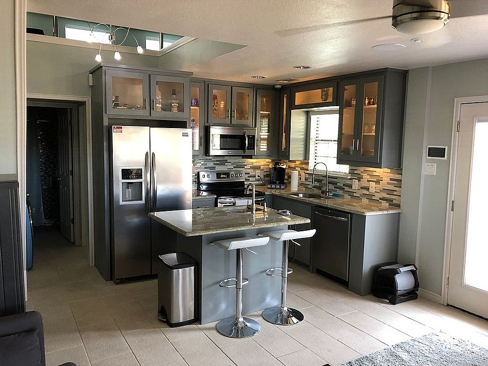 Kitchen-fridge included