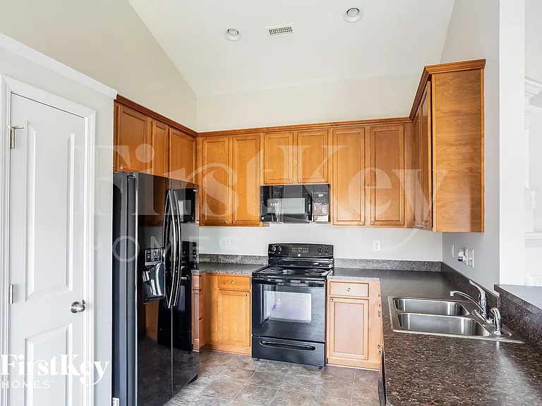 104 Tasman Dr — Photo 6