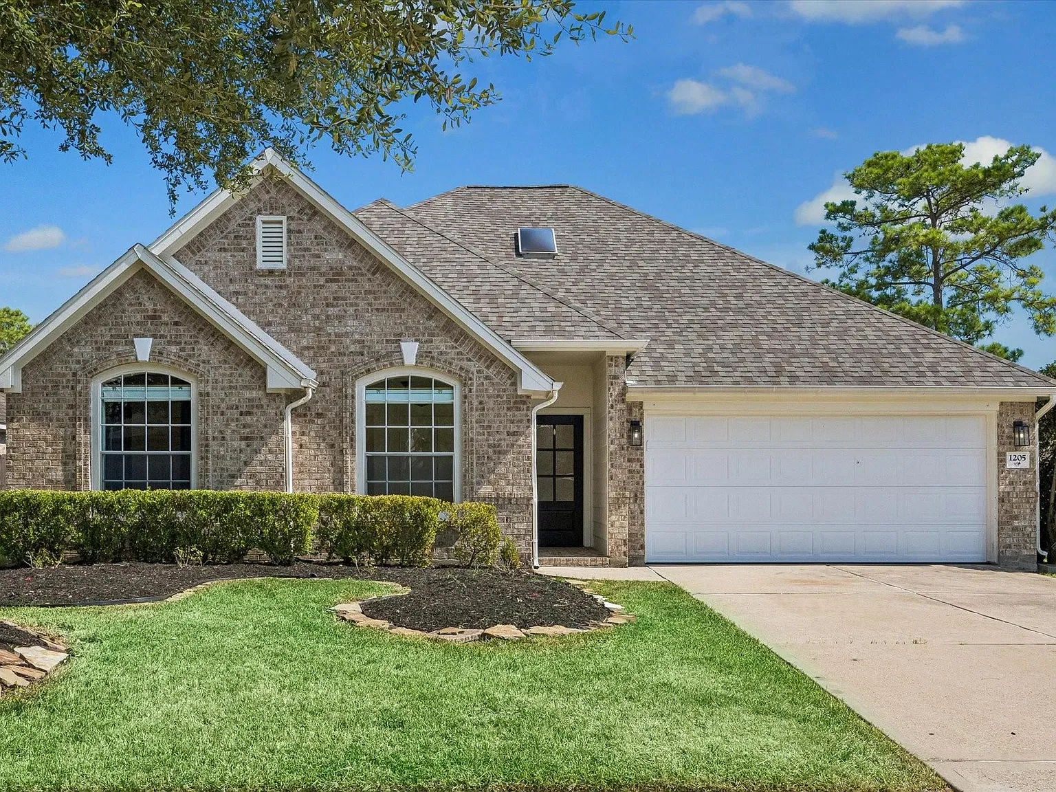 3 bed, 2.0 bath, 2018 sqft, $2,800 — Photo 1