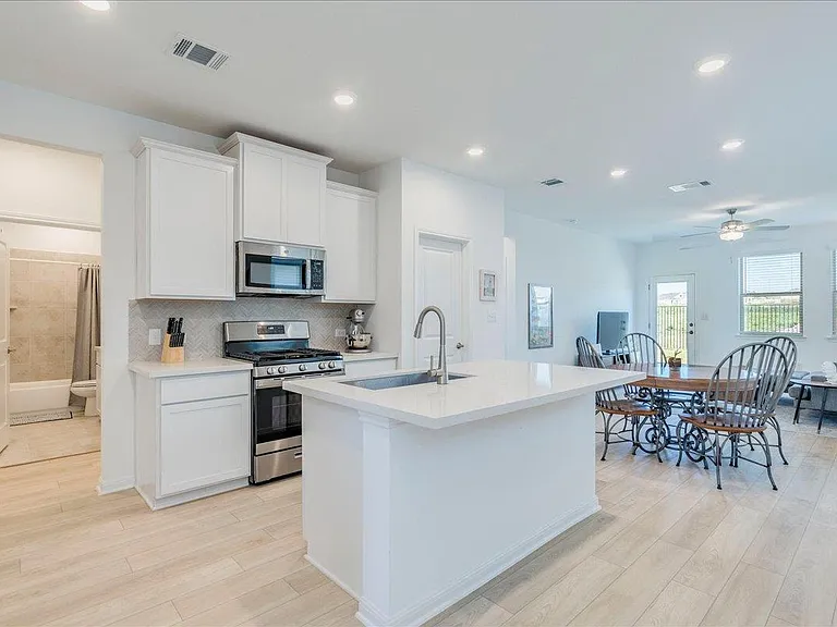 802 Papaya Dr — Photo 1