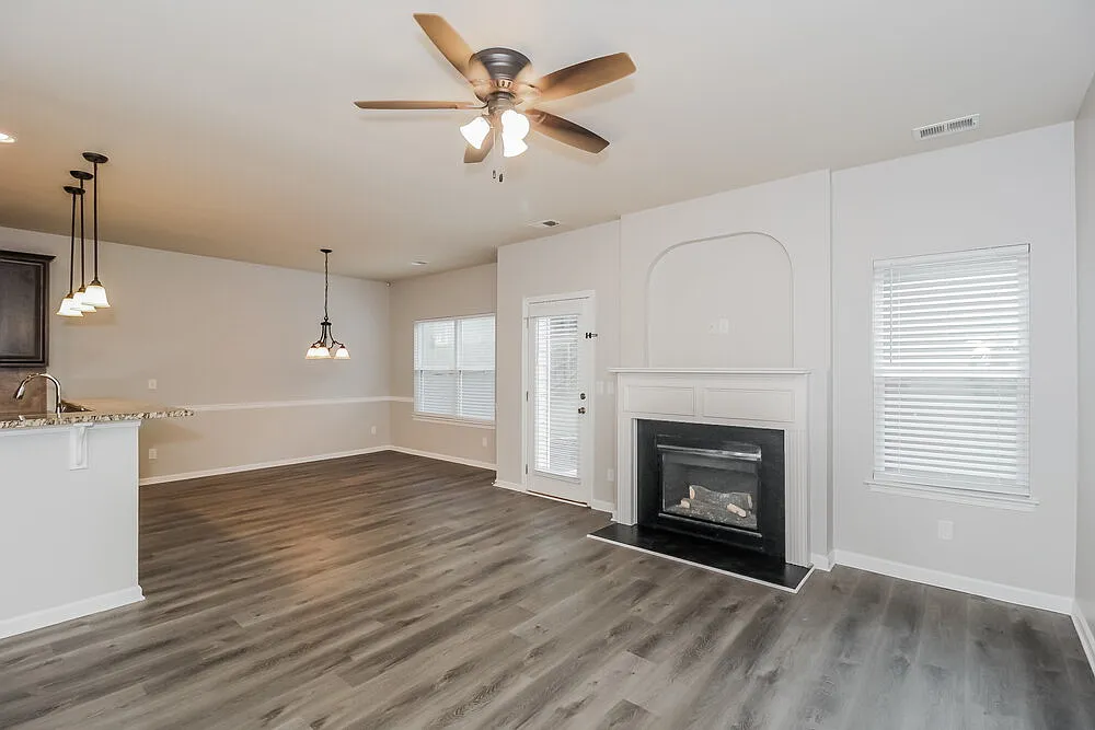 4 bed, 3.0 bath, 2586 sqft, $3,640 — Photo 4