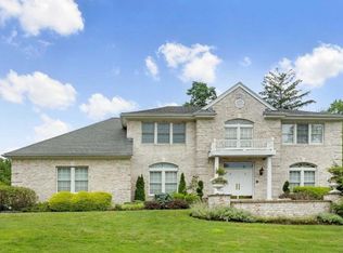 5 Keri Way, Woodbury, NY 11797