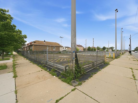 4th image of 5100-5106 S Richmond St