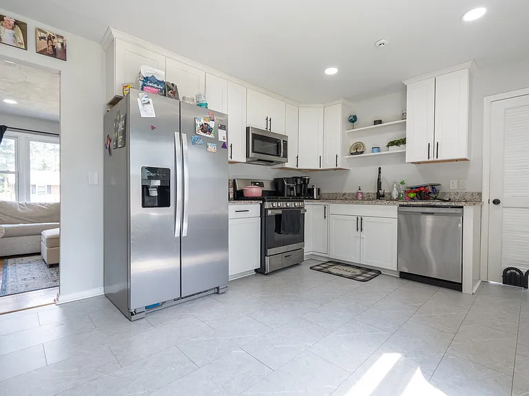 1217 Lakeview Dr — Photo 4