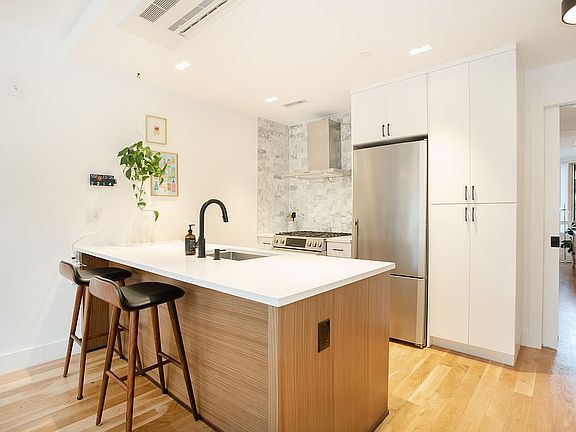 3rd image of 529 Park Pl #201