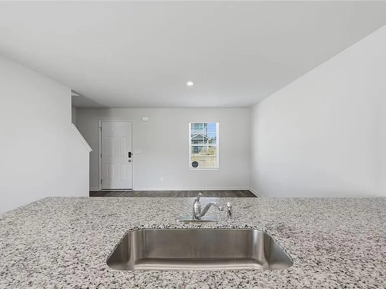 133 Oxford Ln — Photo 6