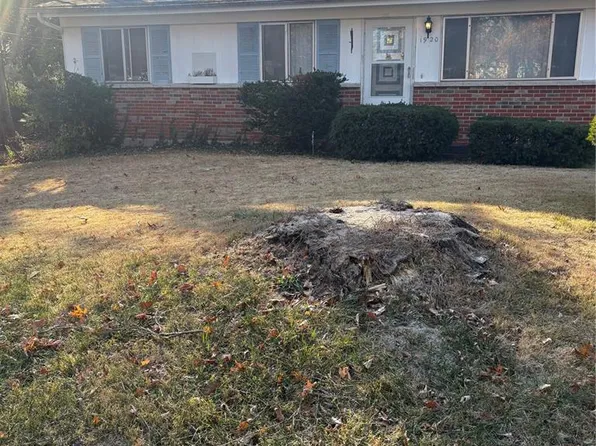 1920 Crown Point Dr, Saint Louis, MO 63136