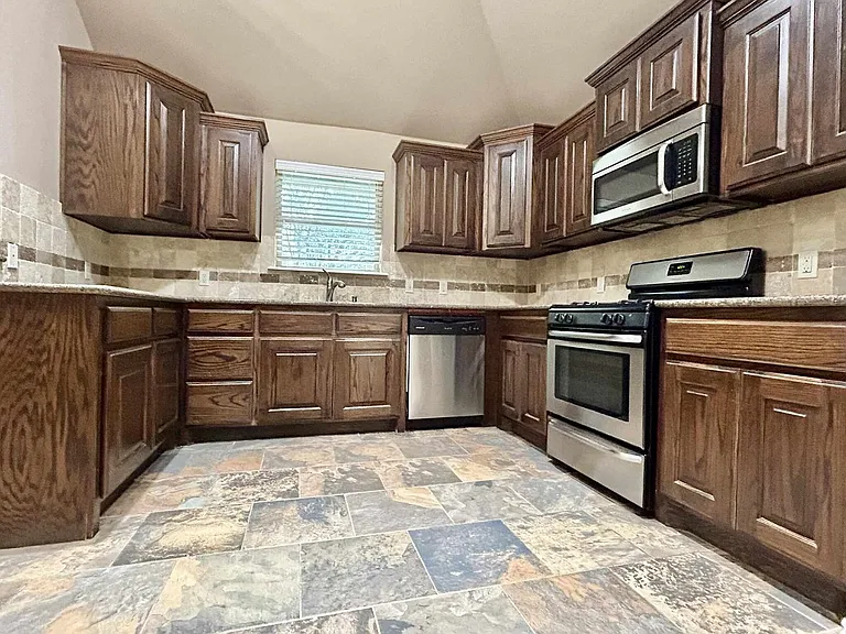 2222 Brook Dr — Photo 5