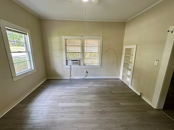 3rd image of 812 Nichols Rd