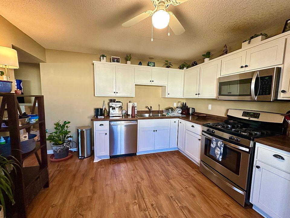Kitchen (stainless steel appliances including dishwasher)