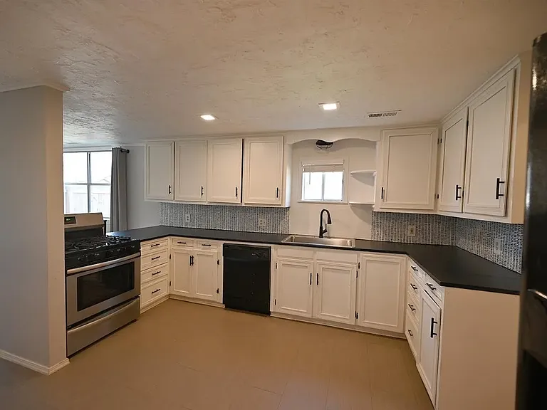 1401 S Lowry St — Photo 4