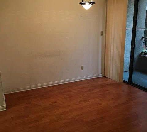 3rd image of 426 N Maryland Ave Unit 104