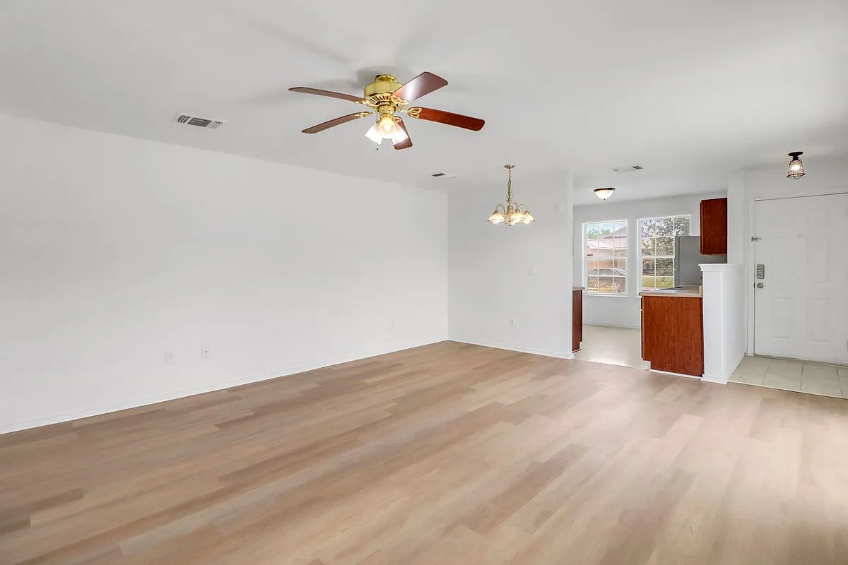 3 bed, 2.0 bath, 1126 sqft, $1,700 — Photo 2