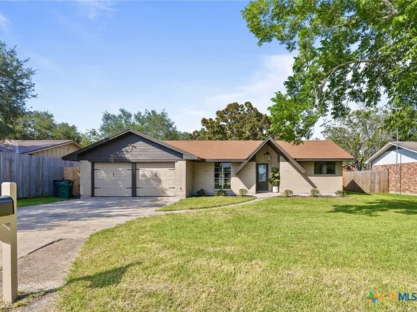 613 Jackson St, Edna, TX 77957