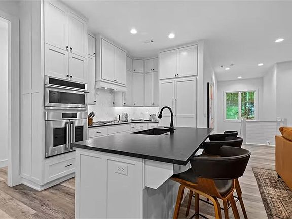 5th image of 6 Upton Ln