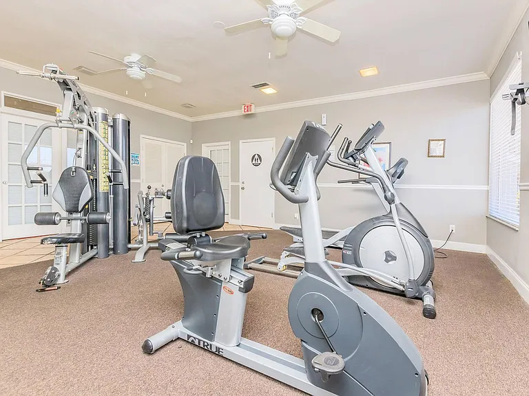 Crown Pointe Apartments — Photo 8
