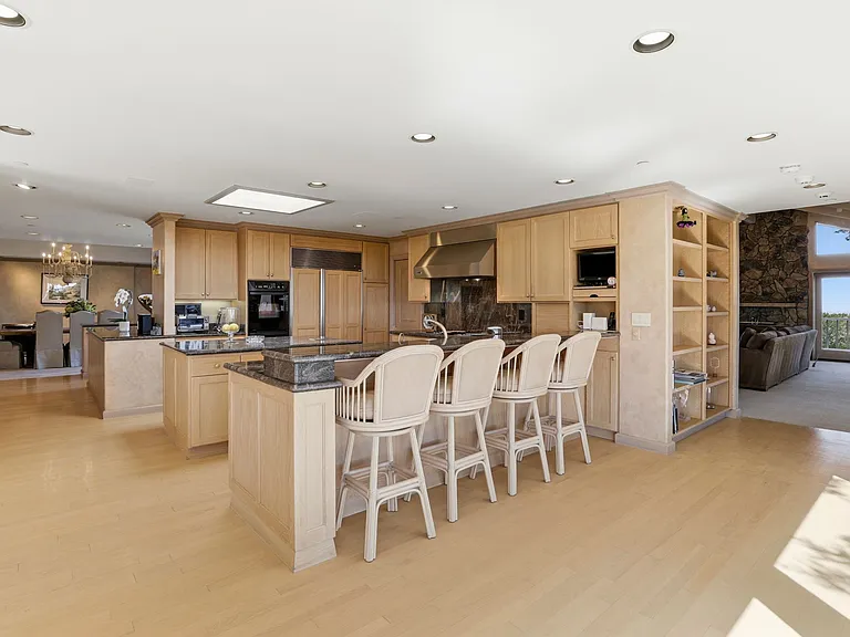 3187 Alexis Dr — Photo 8