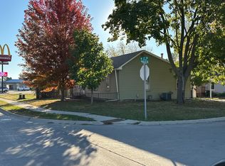 622 W 1st St, Cedar Falls, IA 50613