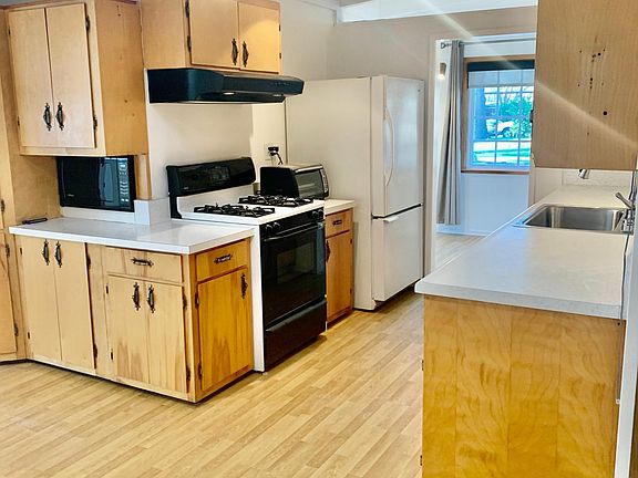 3rd image of 988 Cherry Ln