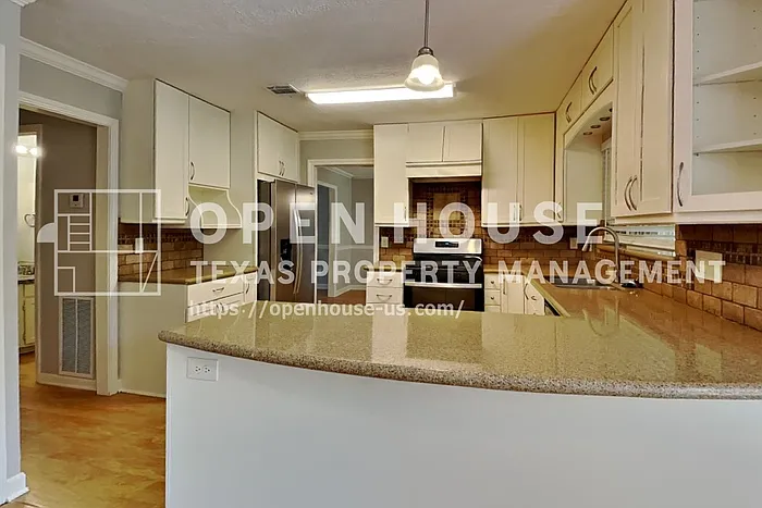 3918 Forest Village Dr — Photo 7