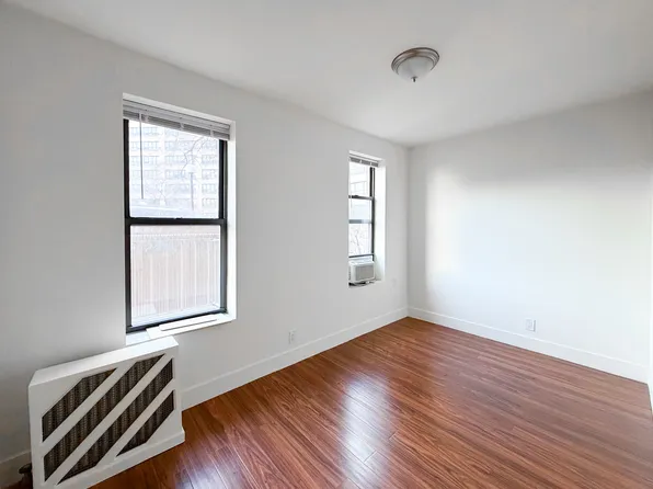 254 Manhattan Avenue image 2 of 5