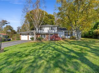 28 Candlewood Dr, Pittsford, NY 14534