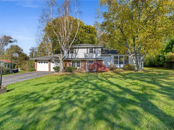 28 Candlewood Dr, Pittsford, NY 14534