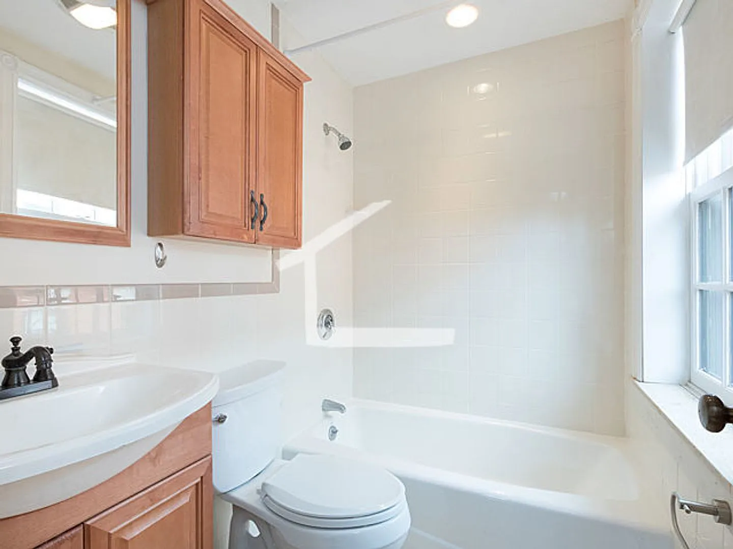 Nicely updated 1 bed for September! — Photo 2