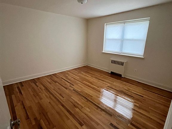 4th image of 4 Stratford Ave #2B