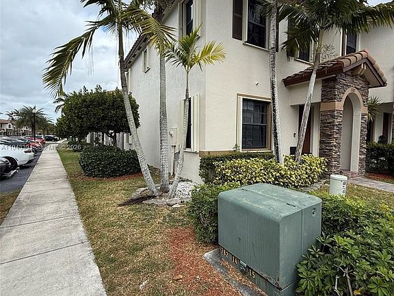 4th image of 3203 SE 7th St
