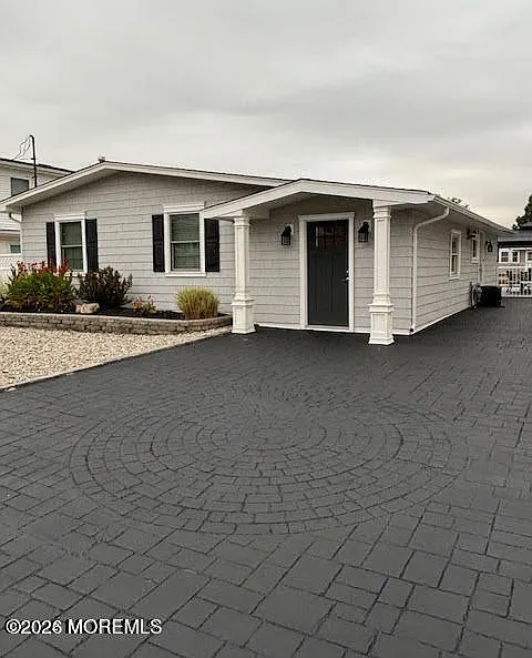3 bed, 1.5 bath, 1122 sqft, $2,500 — Photo 2
