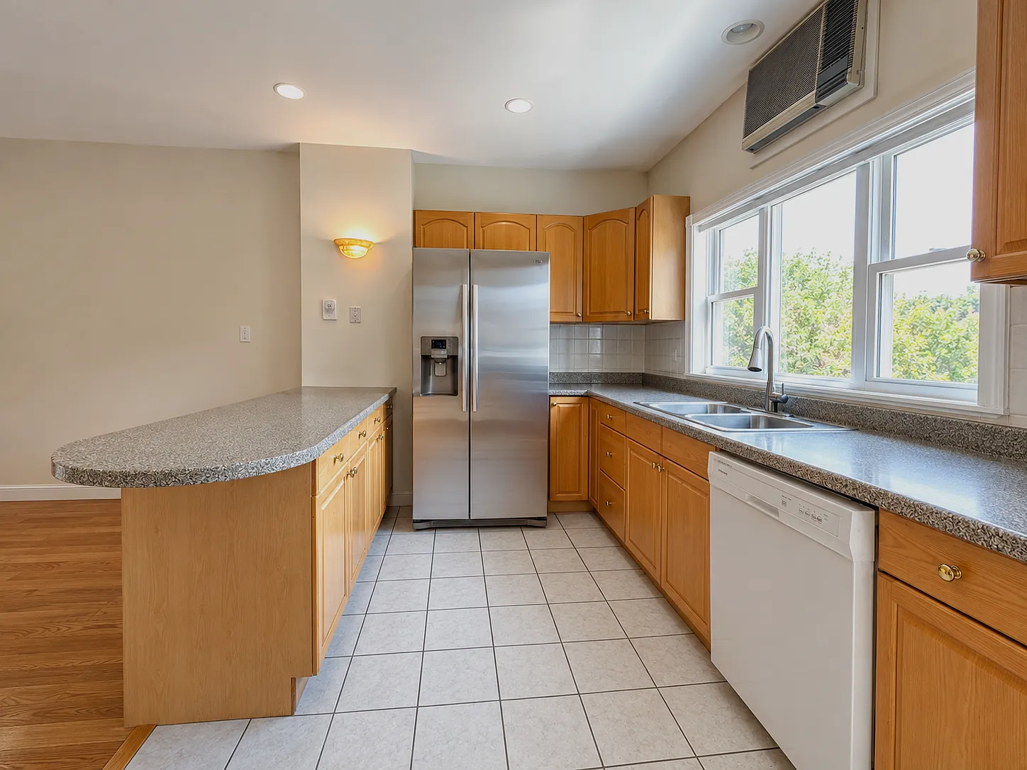 5 bed, 1930 sqft, $4,200 — Photo 3
