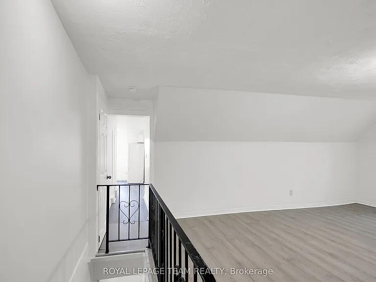 4 Eccles St #5 — Photo 14