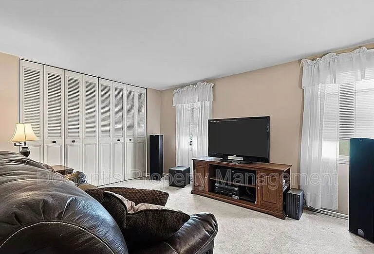 6101 Chatham Dr — Photo 20