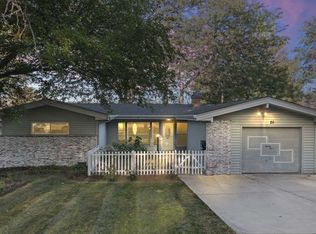 25 N Alleghany Rd, Grayslake, IL 60030